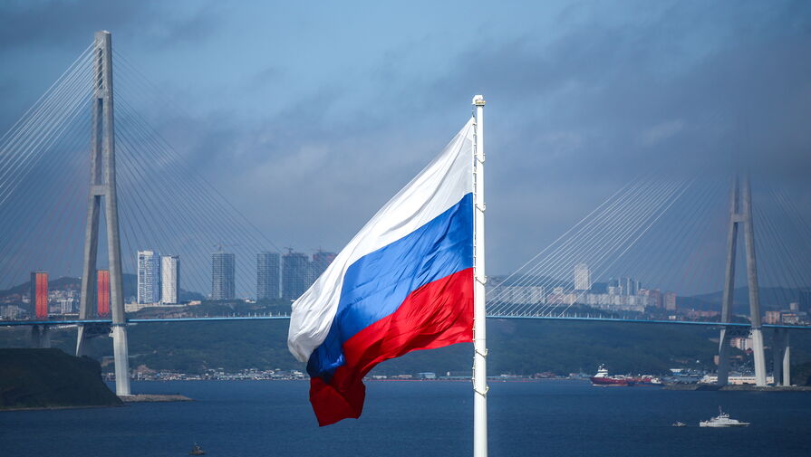 Движение транспорта по мосту на остров Русский ограничили из-за падения льда на дорогу