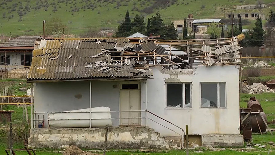 Поврежденный в&nbsp;результате обстрела дом в&nbsp;городе Мардакерт в&nbsp;Нагорном Карабахе