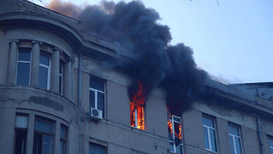 Спасатель скончался в результате пожара в колледже Одессы