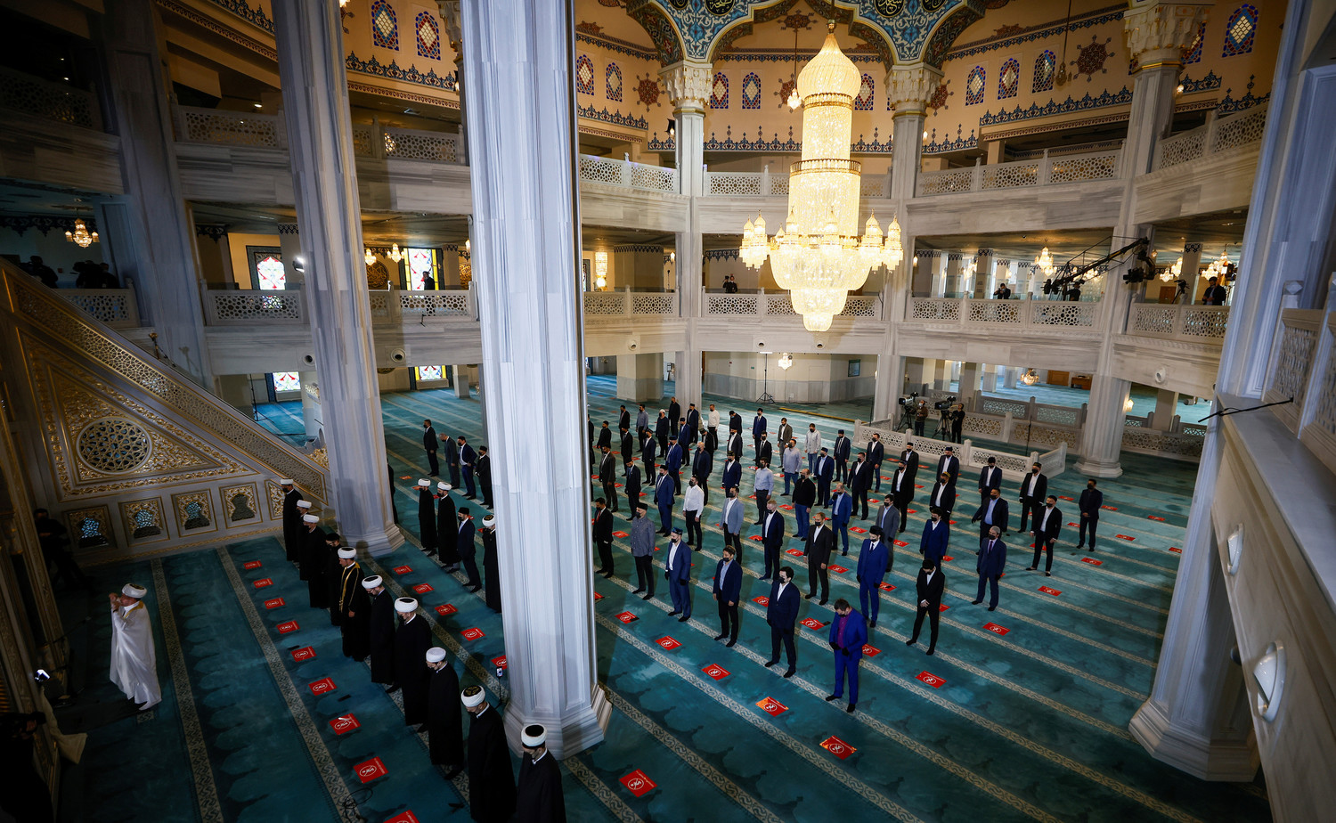 Ураза байрам 2024 в спб. Ураза байрам Московская Соборная мечеть. Намаз в Соборной мечети.