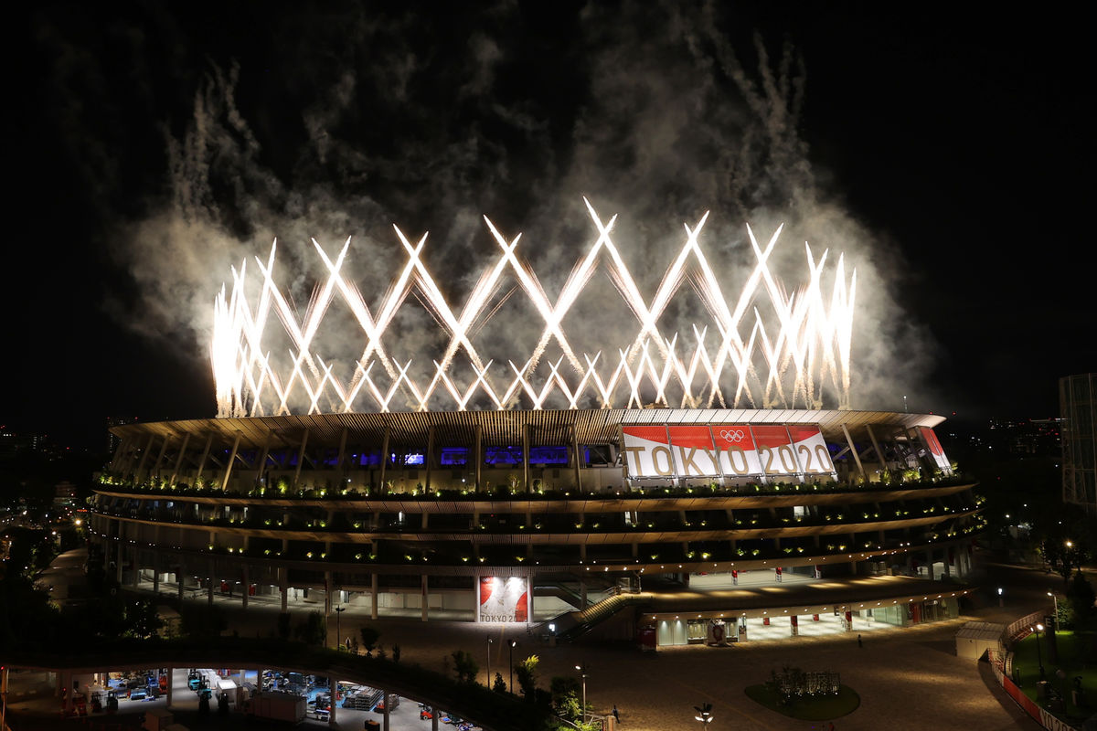 Салют на торжественной церемонии закрытия XXXII летних Олимпийских игр в Токио на Национальном олимпийском стадионе, 8 августа 2021 года