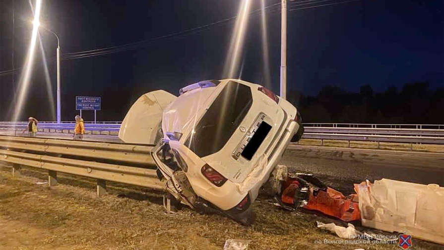Кроссовер Renault повис на отбойнике моста через Волгу после аварии