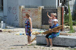Жители на одной из улиц Лисичанска, июль 2022 года