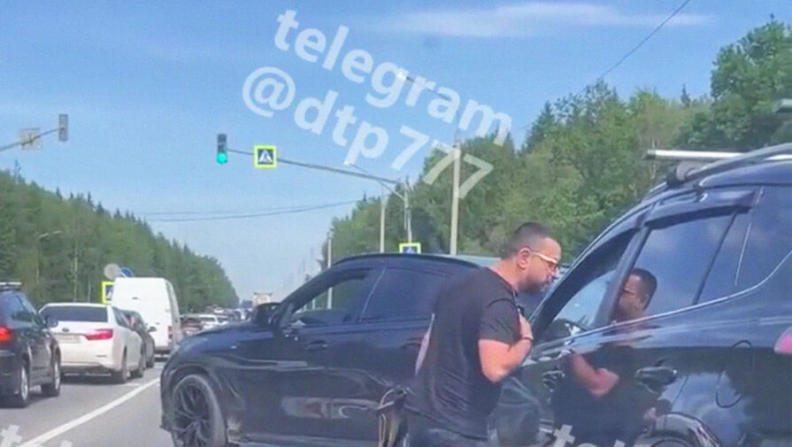 В Москве мужчина с автоматом угрожал водителю, который не давал ему ехать по обочине