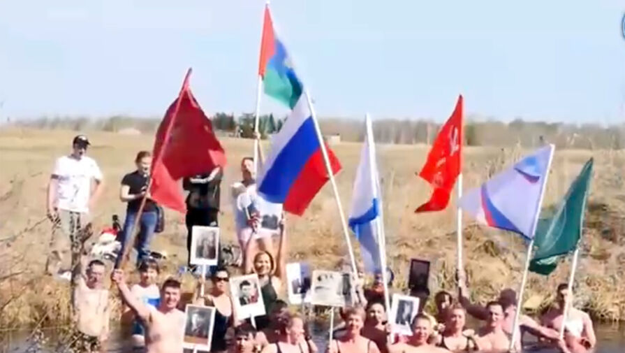 Тюменские моржи устроили акцию Бессмертный полк в воде и с парашютом