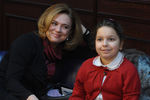 Светлана Сорокина с дочерью Тоней перед началом премьеры ледового шоу «Снежная королева» в ДС «Лужники», 2010 год