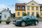 Audi Q5 можно оснастить светодиодными или матричными светодиодными фарами с динамическими указателями поворота (за 133 тыс. руб.). В стандартное оснащение входят бифункциональные ксеноновые фары. Есть пять обновленных вариантов оснащения: Sport и Design, спортивный пакет S line, Audi design selection и пакет внешней отделки S line. Отделка воздухозаборников, как и дизайн заднего бампера отличается в зависимости от выбранной линии оснащения