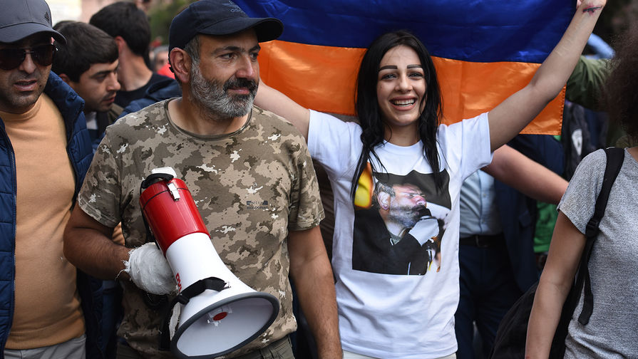 Лидер протестного движения &laquo;Мой шаг&raquo; Никол Пашинян на&nbsp;одной из&nbsp;улиц Еревана после отставки премьер-министра Сержа Саргсяна, 23 апреля 2018 года