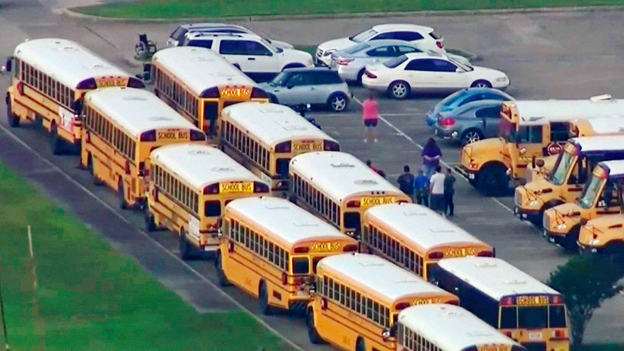 Школьные автобусы около школы в Санта-Фе, штат Техас, 18 мая 2018 года