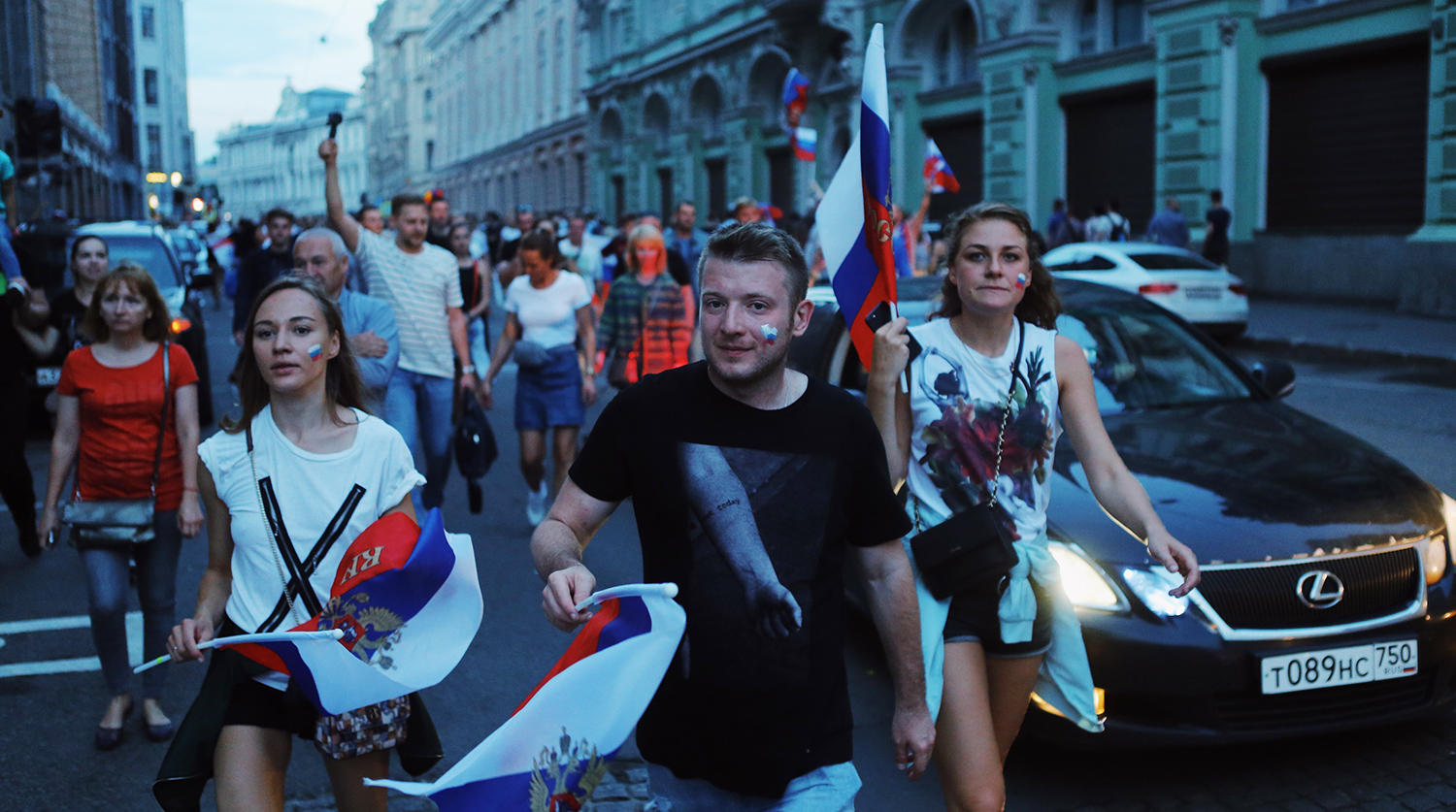 Болельщики празднуют победу сборной России в центре Москвы, 1 июля 2018 года
