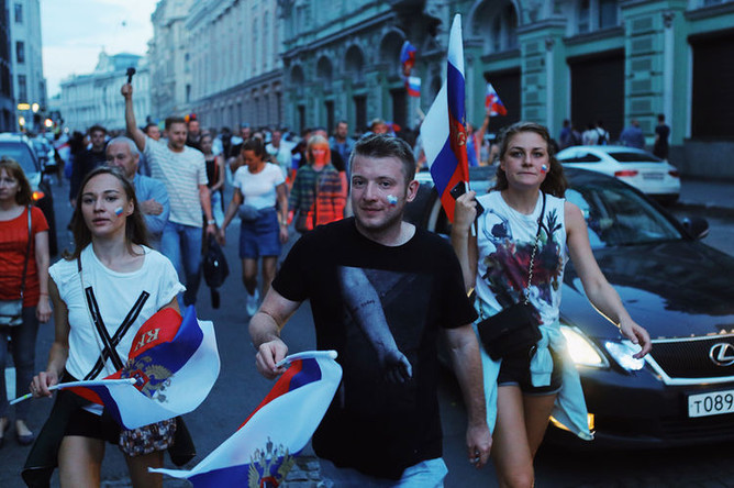 Болельщики празднуют победу сборной России в центре Москвы, 1 июля 2018 года