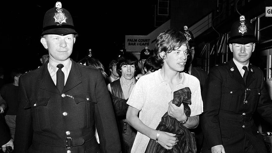Мик Джаггер и члены The Rolling Stones в&nbsp;сопровождении полиции после концерта в&nbsp;британском Гастингсе, 1964 год