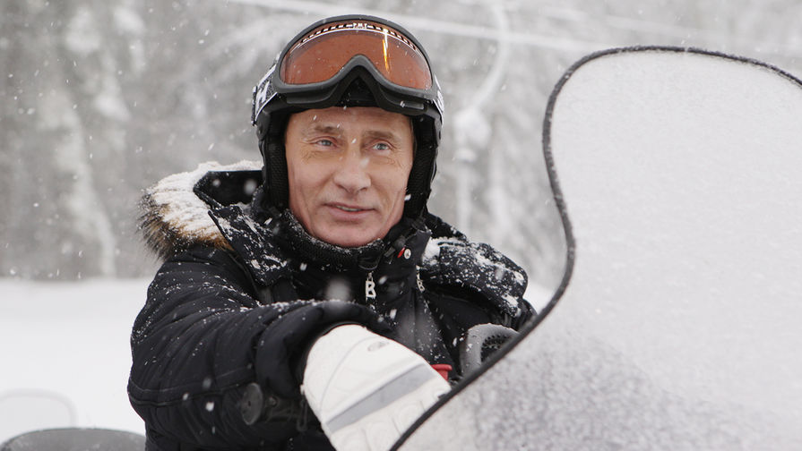 Председатель правительства России Владимир Путин на горнолыжном курорте в Сочи во время катания на снегоходе, январь 2010 года