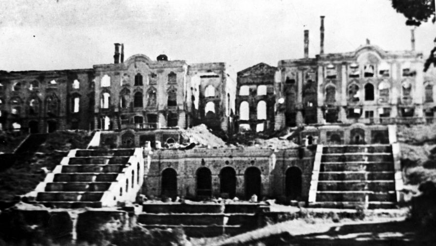 Большой дворец в Петергофе, разрушенный немецко-фашистскими войсками