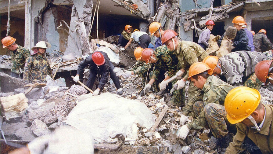 Спасательные работы на&nbsp;месте взрыва возле жилого дома в&nbsp;Волгодонске, 16 сентября 1999 года 