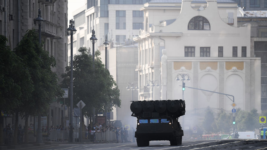 Зенитно-ракетная система (ЗРС) С-300В4 во время прохода по&nbsp;Тверской улице перед&nbsp;началом ночной репетиции парада в&nbsp;честь 75-летия Победы в&nbsp;Великой Отечественной войне в&nbsp;Москве, 17 июня 2020 года