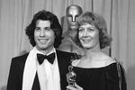 Актеры Джон Траволта и Ванесса Редгрейв на церемонии вручения премии «Оскар» в Лос-Анджелесе, где актриса получила награду за лучшую женскую роль второго плана в фильме «Джулия», 1978 год