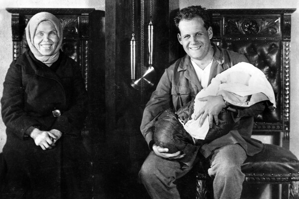 Кинорежиссер Сергей Эйзенштейн держит на&nbsp;руках ребенка актрисы Марфы Лапкиной, 1929&nbsp;год