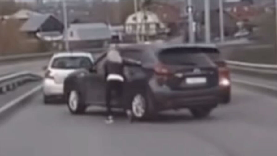 Женщина с битой напала на водителя в Томске