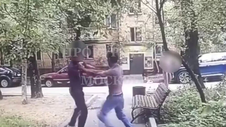 Мужчина жестоко избил оппонента после спора в московском дворе и попал на видео