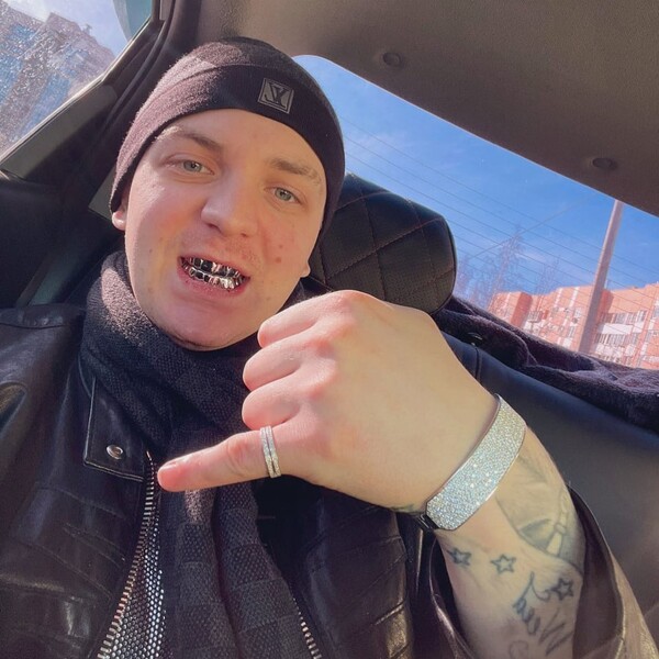 <b>Yung Trappa (1995&ndash;2023)</b>
<br><br>
Сомнительный, но очень яркий представитель русского хип-хопа, Yung Trappa (Владислав Ширяев) за&nbsp;свою недолгую жизнь успел, что называется, немало пошуметь: он феерично выступал на&nbsp;рэп-баттлах, тоннами выпускал треки, сидел в&nbsp;тюрьме за&nbsp;наркотики, обвинялся в&nbsp;принуждении девушки к&nbsp;половым связям под&nbsp;угрозой убийства.
<br><br>
Yung Trappa не стало в&nbsp;27 лет в&nbsp;2023 году &ndash; он умер от запрещенных веществ.