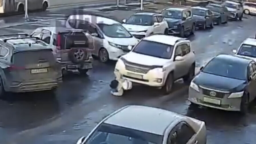 Автомобиль протащил ребенка несколько метров в Красноярске