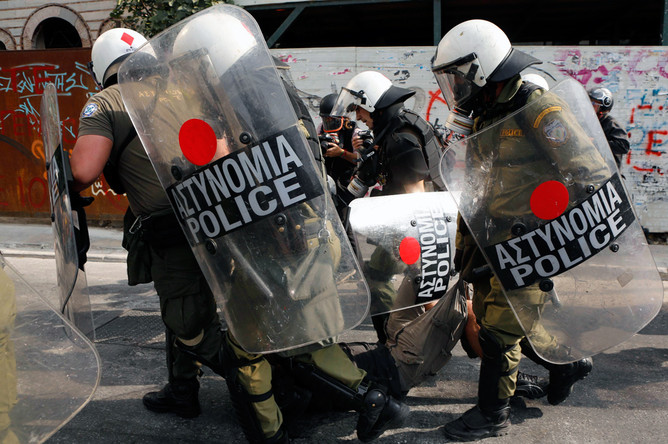 Греческая полиция задержала 35 православных радикалов 