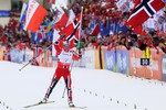 Марит Бьорген финиширует с норвежским флагом