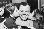 Юрий Гагарин с дочерьми Леной и Галей. Июнь 1966 года