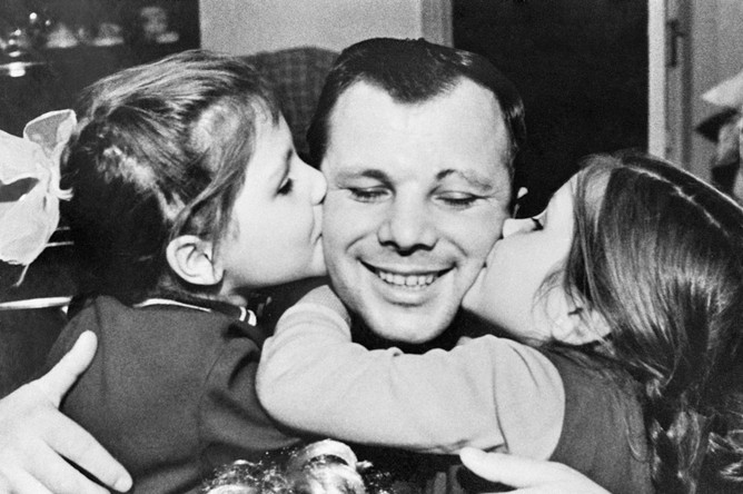 Юрий Гагарин с дочерьми Леной и Галей. Июнь 1966 года