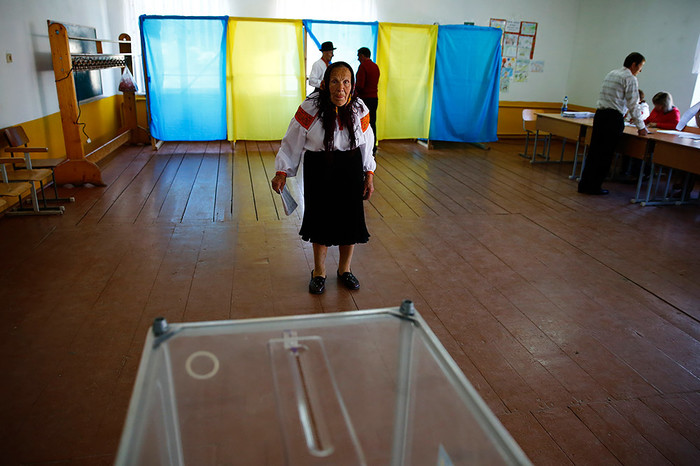 Избиратели во время голосования на&nbsp;внеочередных выборах президента Украины на&nbsp;одном из&nbsp;избирательных участков в&nbsp;селе Космач