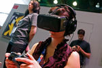 Девушка тестирует шлем виртуальной реальности Oculus Rift на выставке Electronic Entertainment Expo в Лос-Анджелесе 