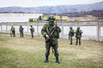 Военнослужащие у военной базы в селе Перевальное недалеко от Симферополя