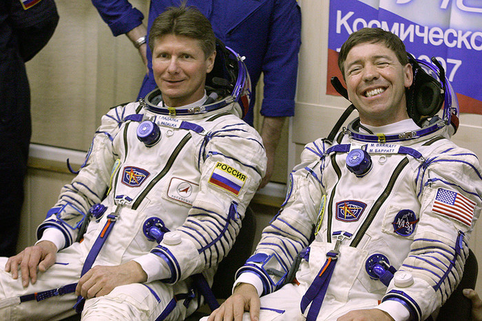 Русский космонавт Геннадий Падалка (слева) и американский астронавт Майкл Барратт