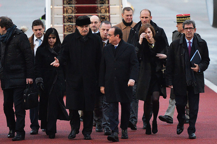 Президент Франции Франсуа Олланд (в центре) в&nbsp;аэропорту Внуково
