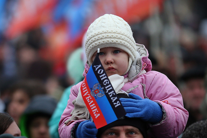 Ребенок с&nbsp;флагом ДНР во время празднования Международного дня солидарности на&nbsp;центральной площади Донецка