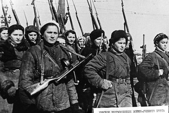 Женское подразделение военно-учебного пункта Дзержинского района Ленинграда. Фотография: фотохроника ТАСС