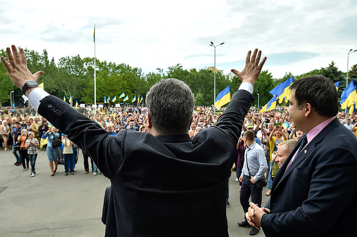 Президент Украины Петр Порошенко и бывший президент Грузии Михаил Саакашвили (слева направо), назначенный в&nbsp;качестве губернатора Одесской области, во время общения с&nbsp;местными жителями после церемонии представления у&nbsp;Одесской областной администрации