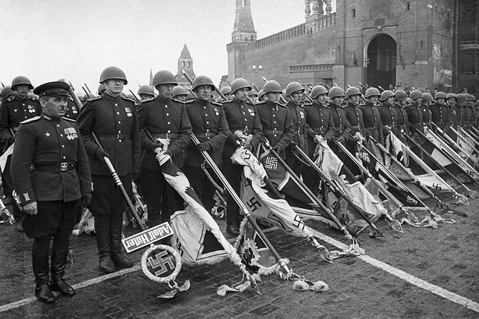 Советские воины с&nbsp;захваченными у&nbsp;немецких войск знаменами во время Парада Победы на&nbsp;Красной площади