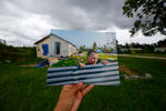 Фотограф держит в руках снимок, сделанный ровно 10 лет назад, до урагана «Катрина»