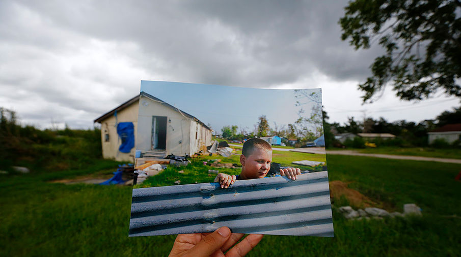 Фотограф держит в&nbsp;руках снимок, сделанный ровно 10&nbsp;лет назад, до&nbsp;урагана «Катрина»