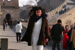 Бьорк на фоне Великой китайской стены во время визита в Китай в 1996 году