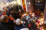 Поклонники скорбят в связи со смертью Дэвида Боуи у дома в Берлине, где жил музыкант с 1976 по 1978 год