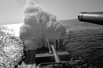 Эскадренный миноносец Балтийского флота ставит в море дымовую завесу во время Великой Отечественной войны, 1941 год 