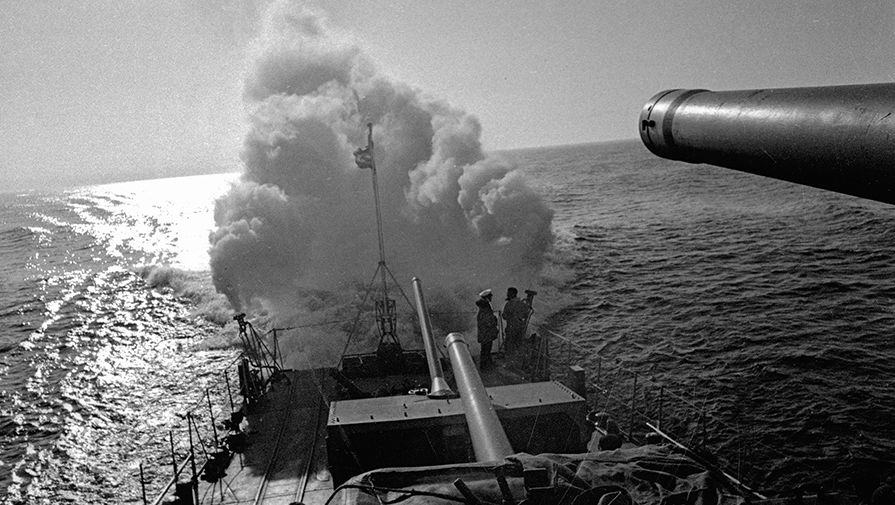 Эскадренный миноносец Балтийского флота ставит в&nbsp;море дымовую завесу во время Великой Отечественной войны, 1941 год 