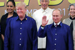 Президент США Дональд Трамп и президент России Владимир Путин пожимают руки во время встречи на саммите АТЭС во Вьетнаме, 10 ноября 2017 года