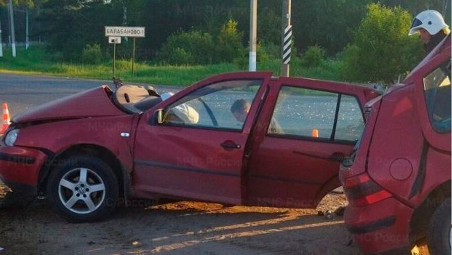 Volkswagen под Калугой разорвало пополам от удара о дерево