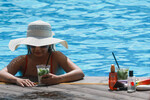 Женщина в бассейне на территориии пляжного клуба Dream Beach Club в Москве, 11 июля 2025 года