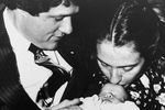 Хиллари и Билл Клинтон с новорожденной дочерью Челси, 1980 год 