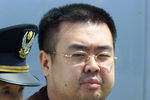 Предположительно Ким Чон Нам в аэропорту Нарита во время депортации из Японии, май 2001 года
